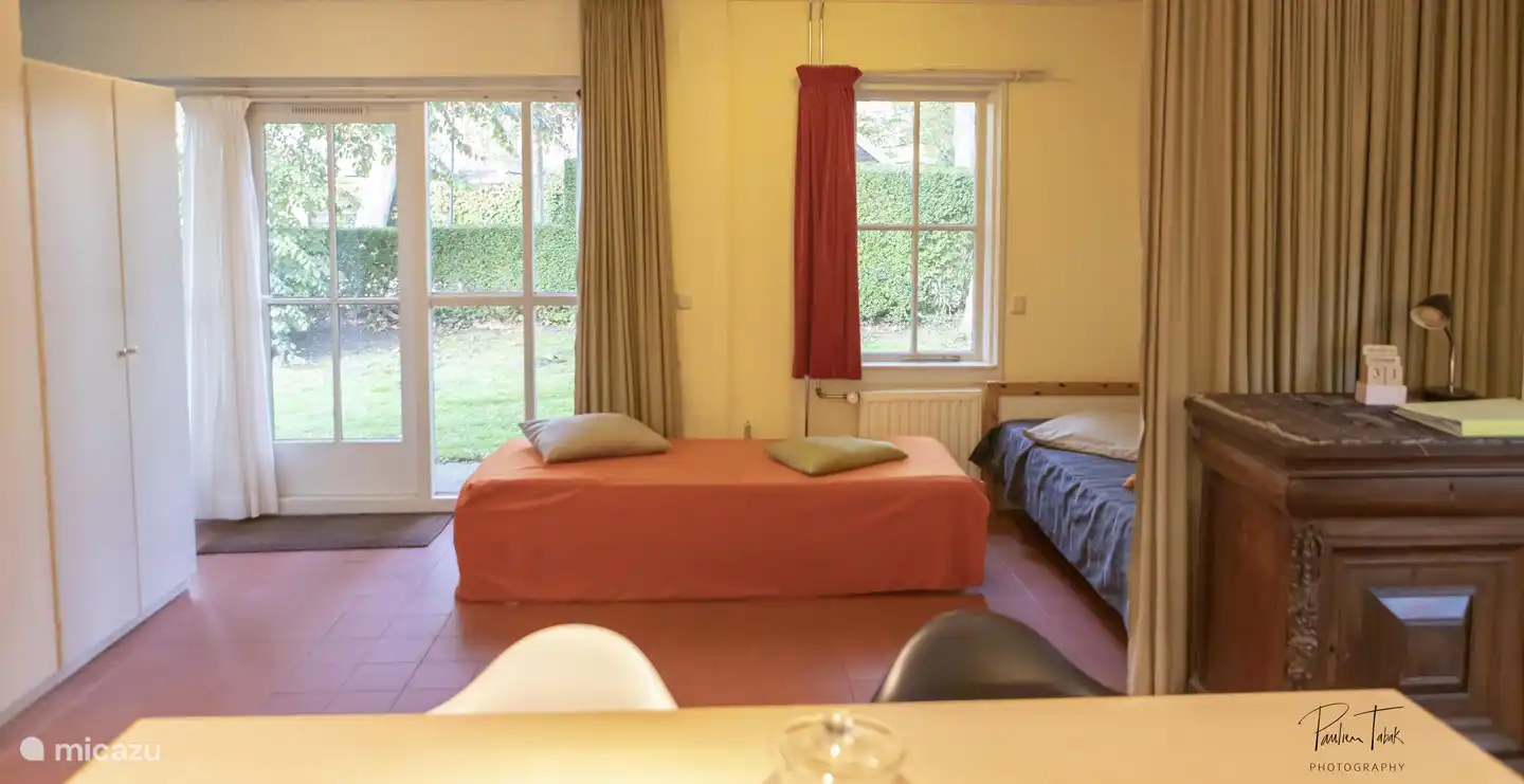 Zwei Betten und Vorhang zum trennen Schlafbereich 