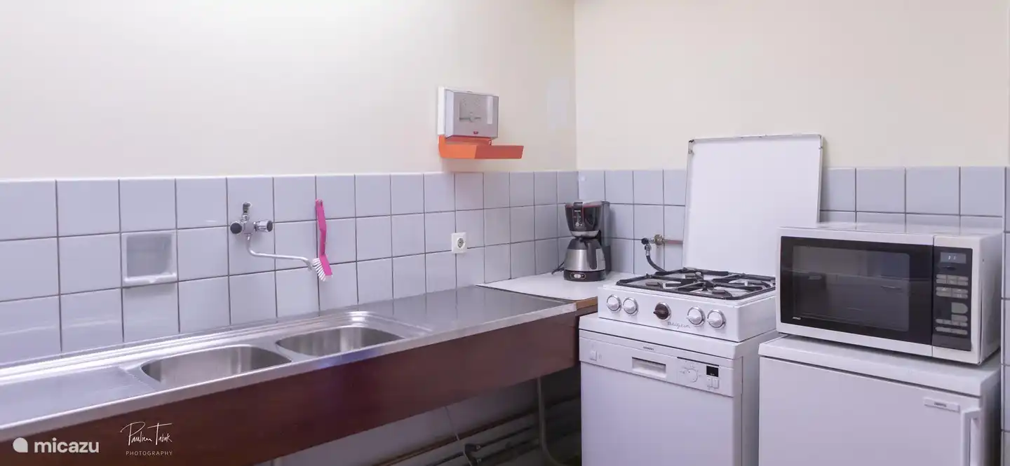 Küche mit Geräten, einschließlich Mikrowelle und Geschirrspülmaschine