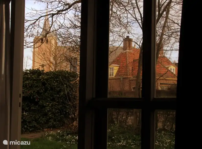 Blick vom Vorgarten auf die Kirche von Renesse.