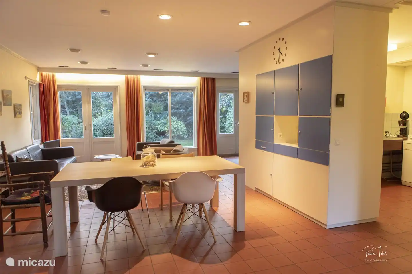 Hinter dem Schrankblock mit den blauen Türen ist die Küche.