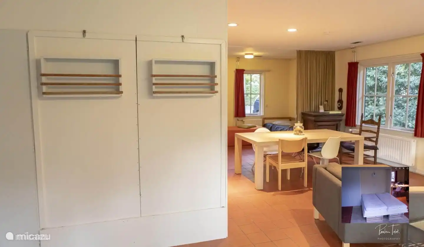 Zwei Klappbetten in gefalteten Position. Die Einfügung zeigt die aufgeklappten Betten. 