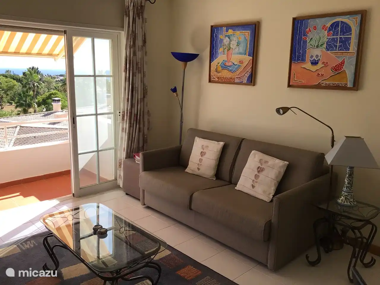 Bequemes 2-Sitzer-Sofa mit Blick auf den Holzofen und Fernseher mit Apple TV-Steuerung mm