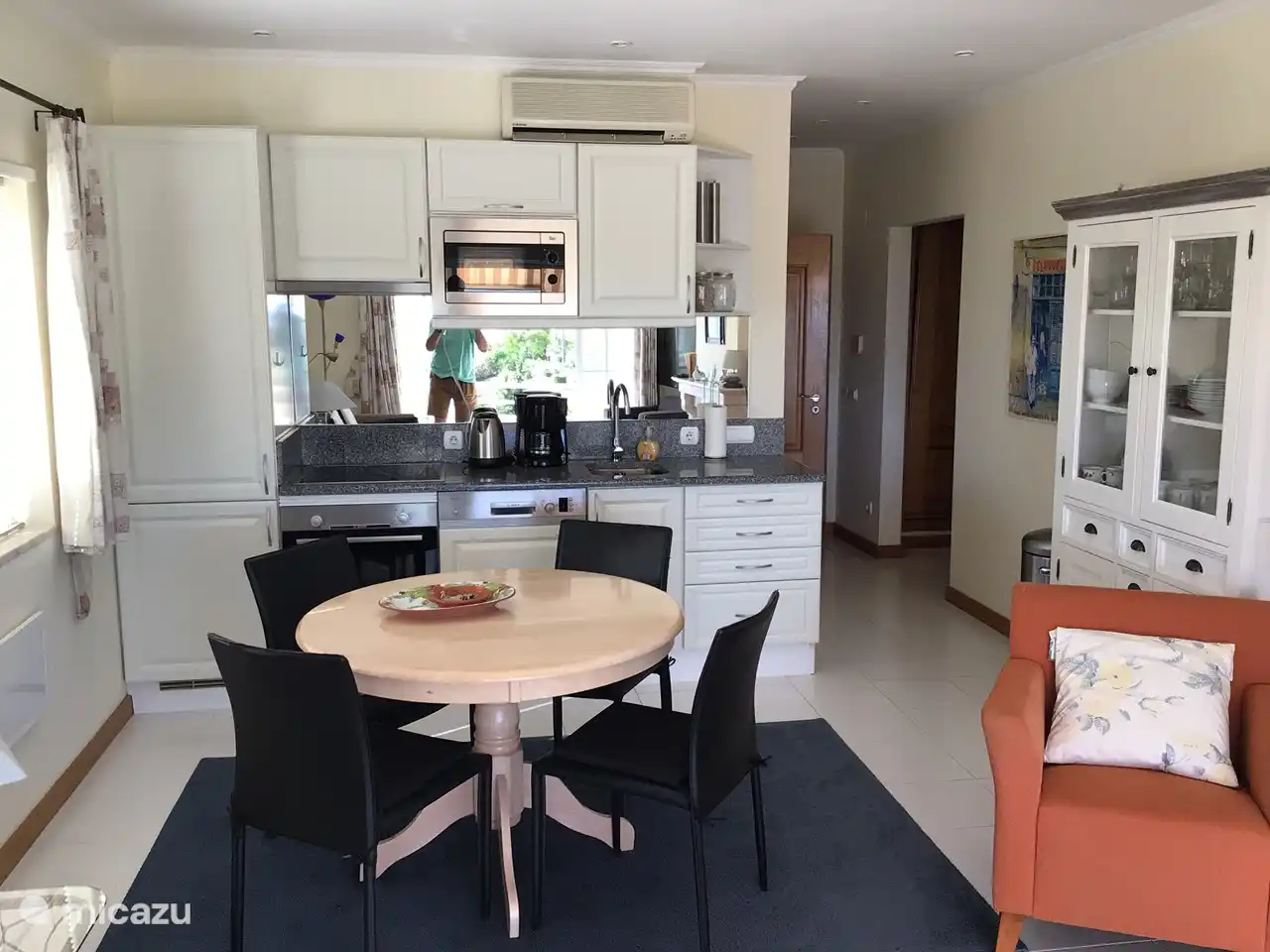 Offene Küche mit modernen Geräten mit Essbereich