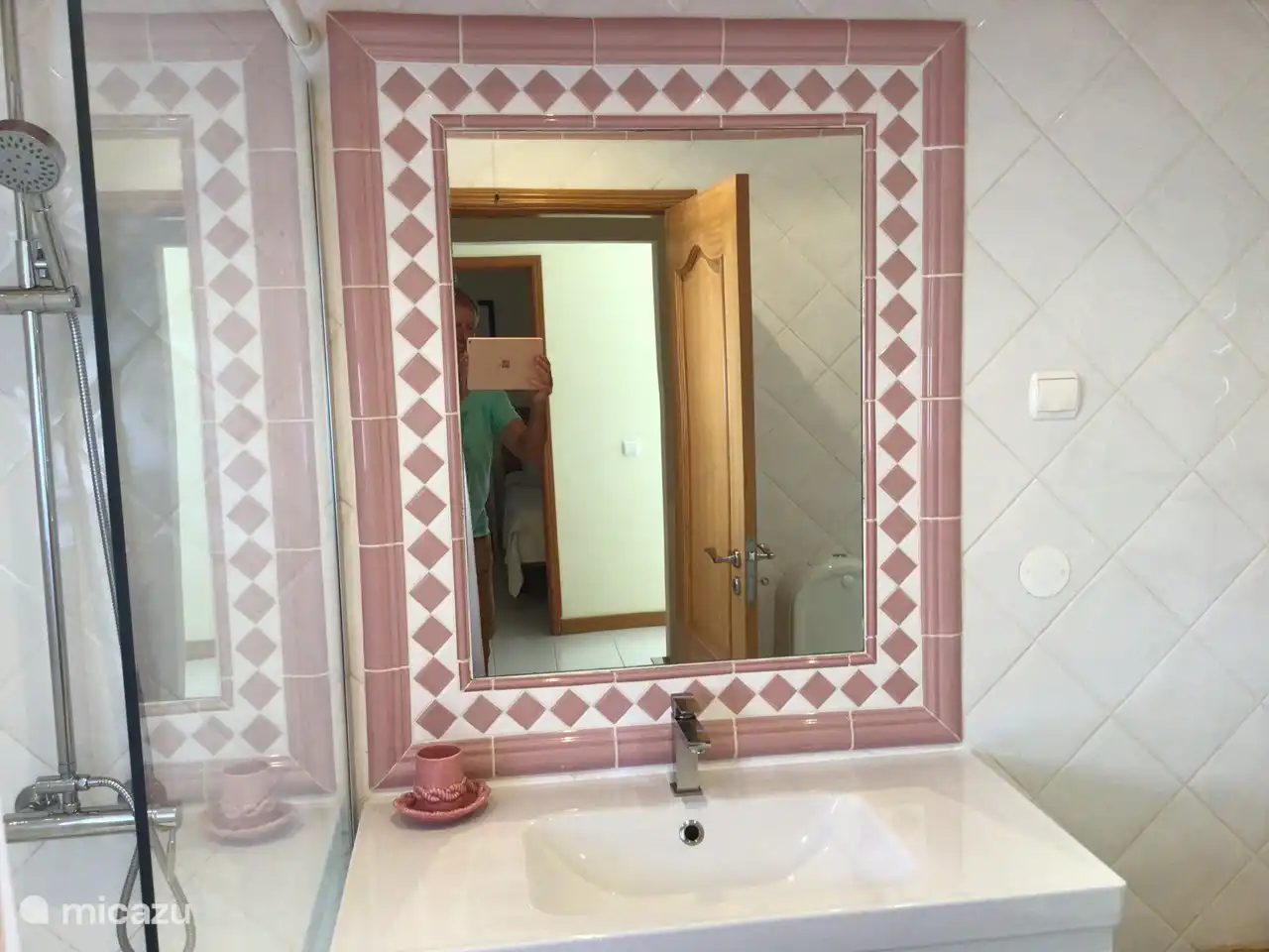 Badezimmer mit ebenerdiger Dusche und modernem Waschbecken mit portugiesischem Spiegel und Toilette