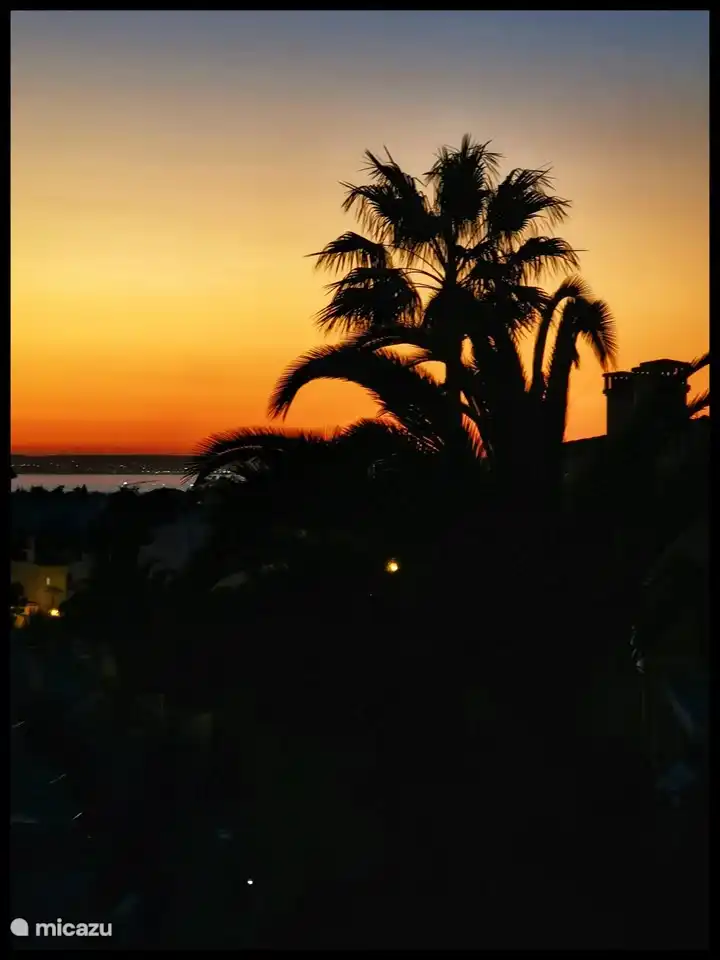 Blick von der Terrasse bei Sonnenuntergang