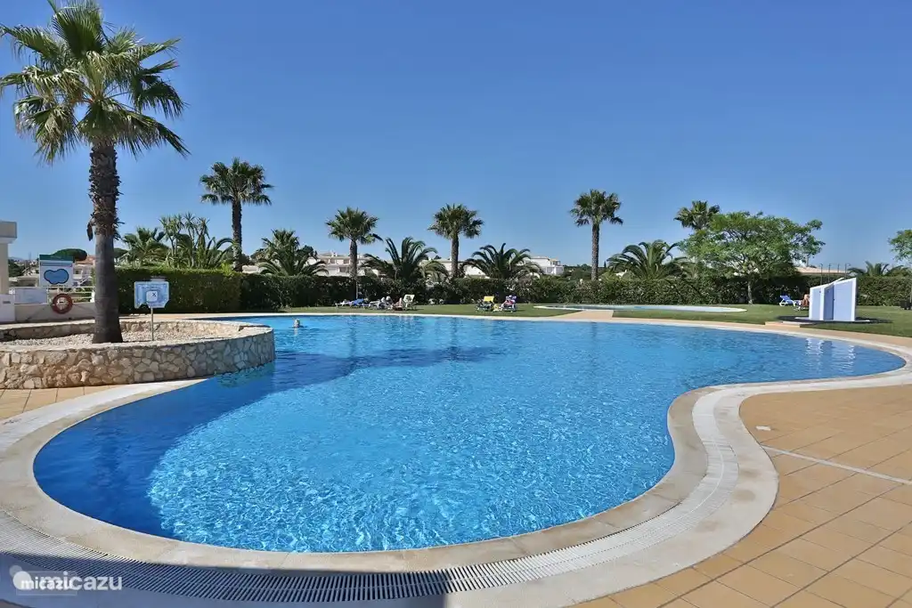 Einen großen Swimmingpool und ein separates Kinderbecken mit herrlichem Blick auf das Meer und die Berge