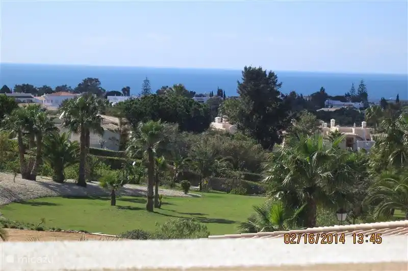 Blick vom Balkon auf den Garten und das Meer
