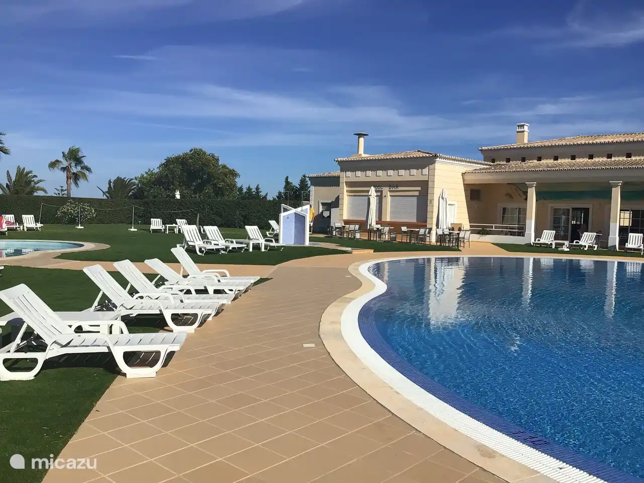 Swimmingpool und Kinderbecken