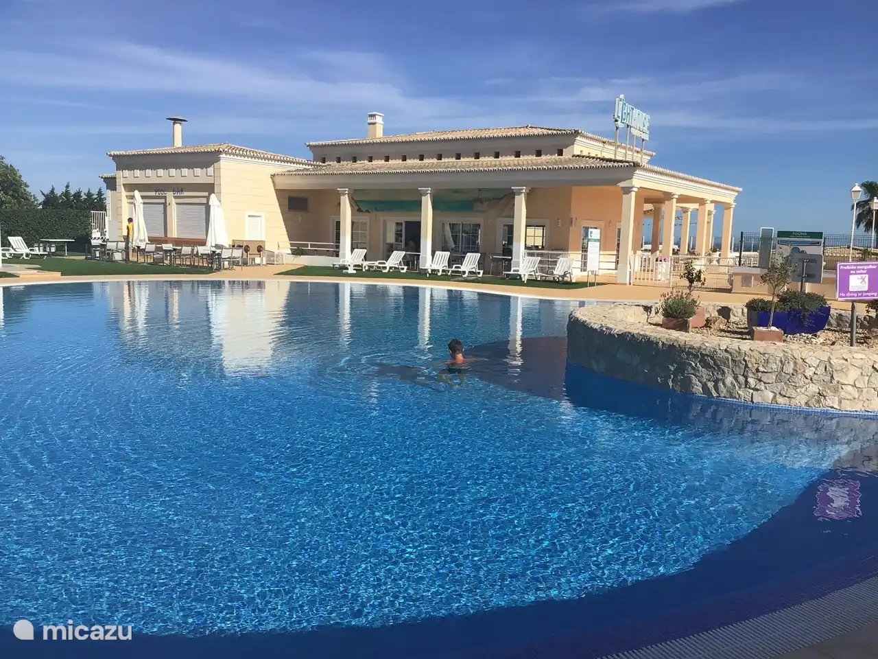 Großes Schwimmbad mit Restaurant Leuchtturm
