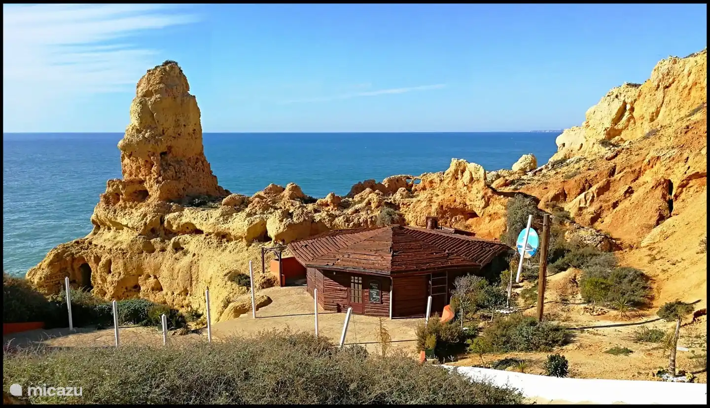 Bekannte Felsformation in Carvoeiro, Algar Seco, eines der Highlights von Carvoeiro mit einem netten Restaurant zwischen den Felsen