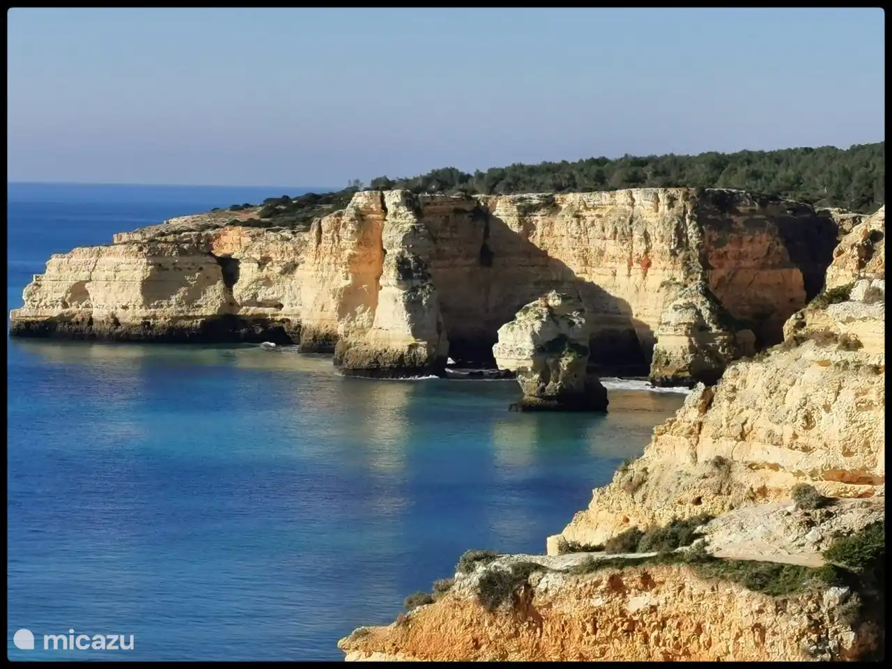 Der felsige Strand von Praia Marinha, der auf der UNESCO-Liste des Weltkulturerbes steht, ist 6 km von der Wohnung entfernt, das Auto kann bei unserer anderen Wohnung, Casa Esther, geparkt werden, letztes Gebäude auf der linken Seite vor dem Strand
