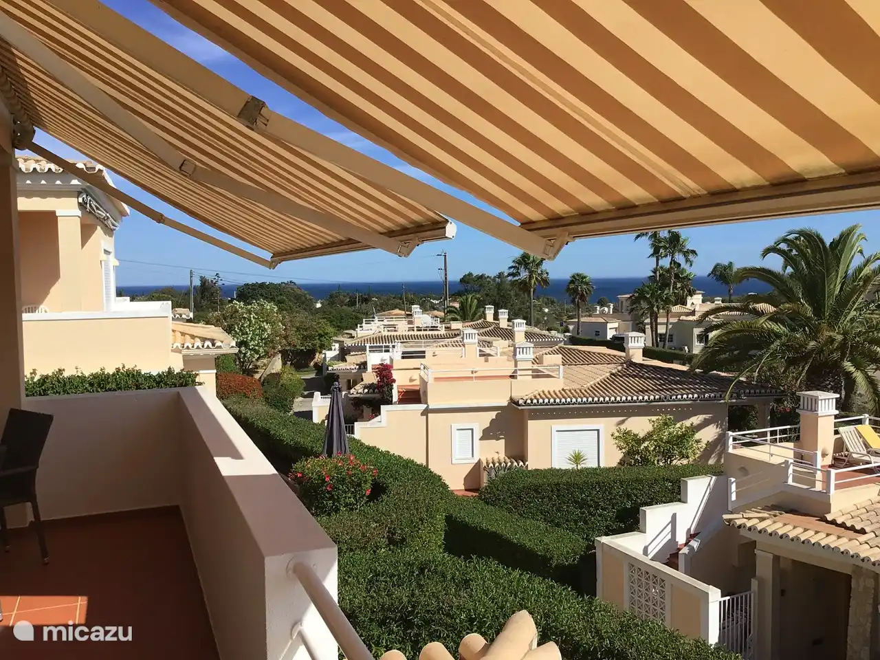Blick von der Terrasse mit 2 Bildschirmen über den Club Golfemar, den Garten und das Meer