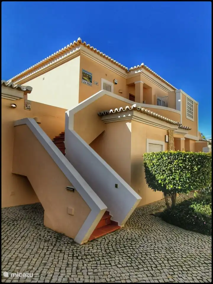 Sie erreichen die Wohnung über die Außentreppe