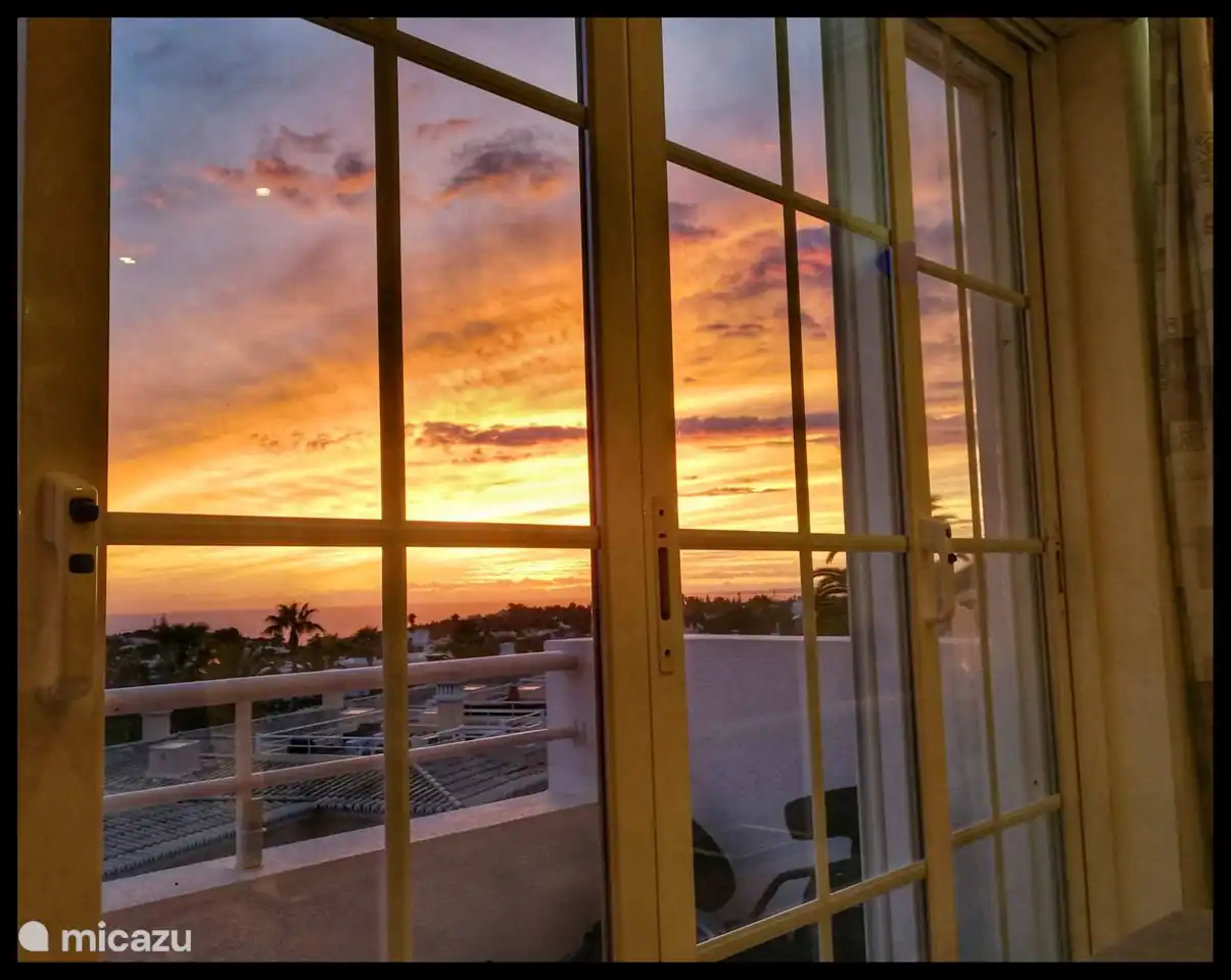 Der Sonnenuntergang über dem Meer ist vom Wohnzimmer aus zu sehen 