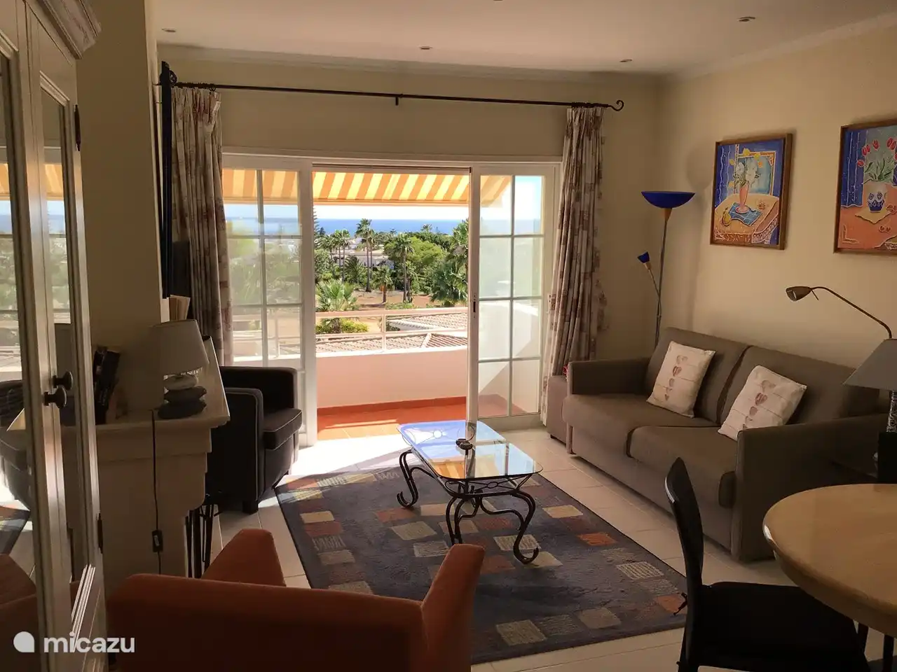 Gemütliche Sitzecke mit Meerblick