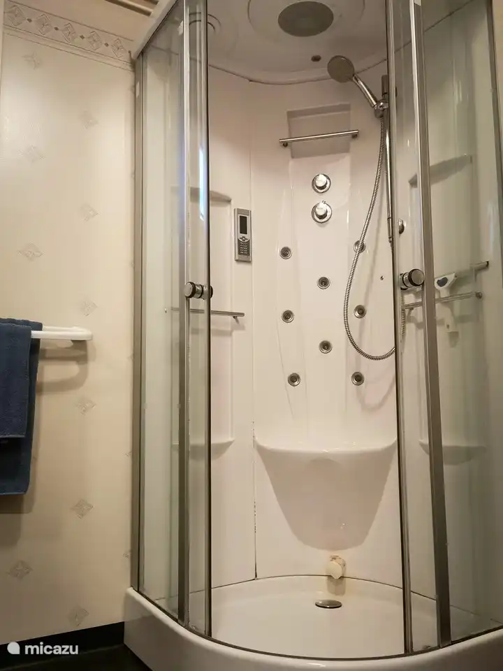 eine luxuriöse Duschkabine