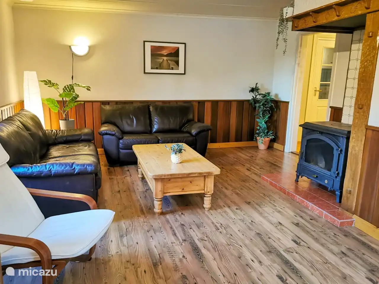 das Wohnzimmer mit gemütlichem Holzofen