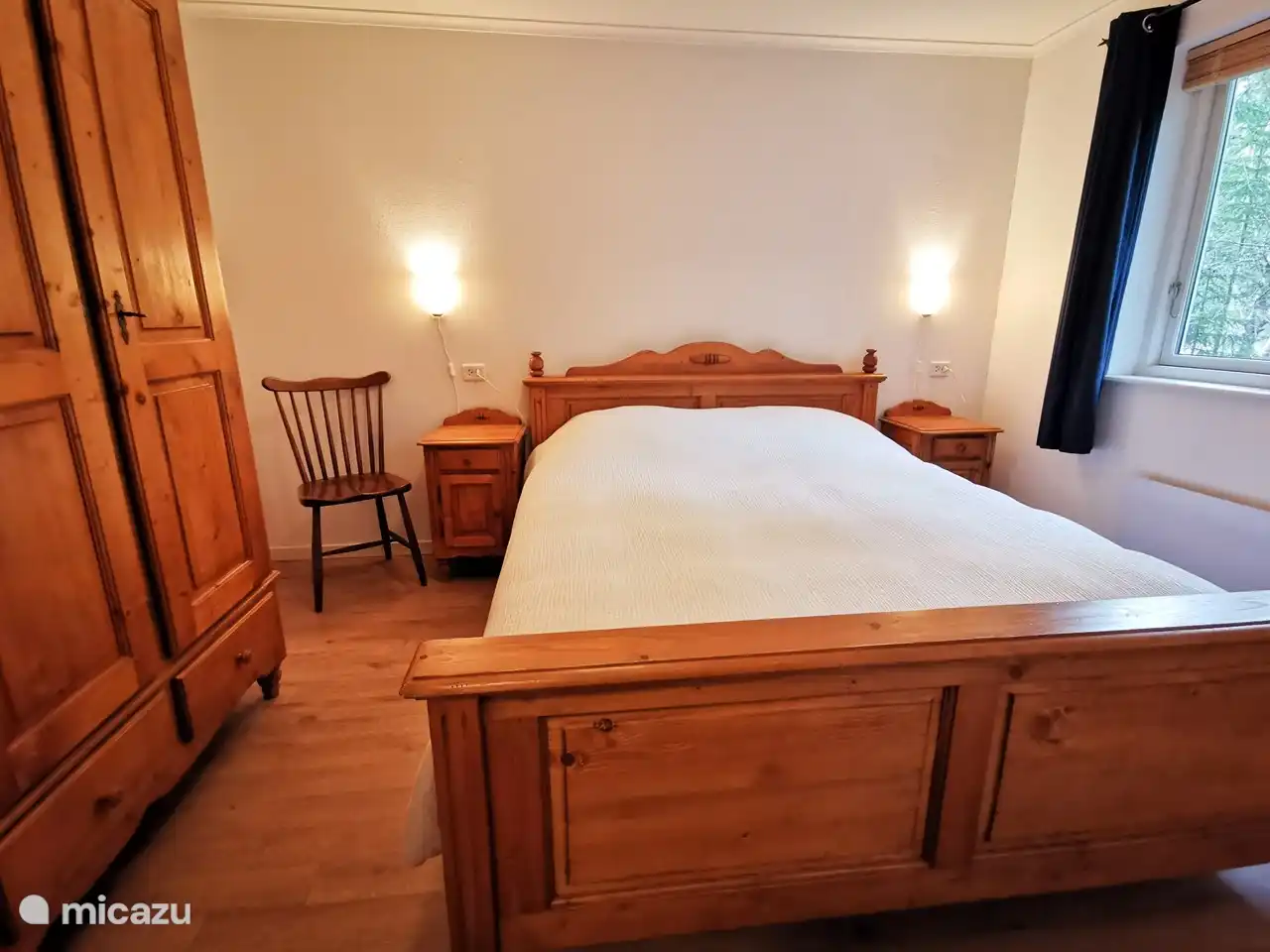das Schlafzimmer im Erdgeschoss mit großem Schrank