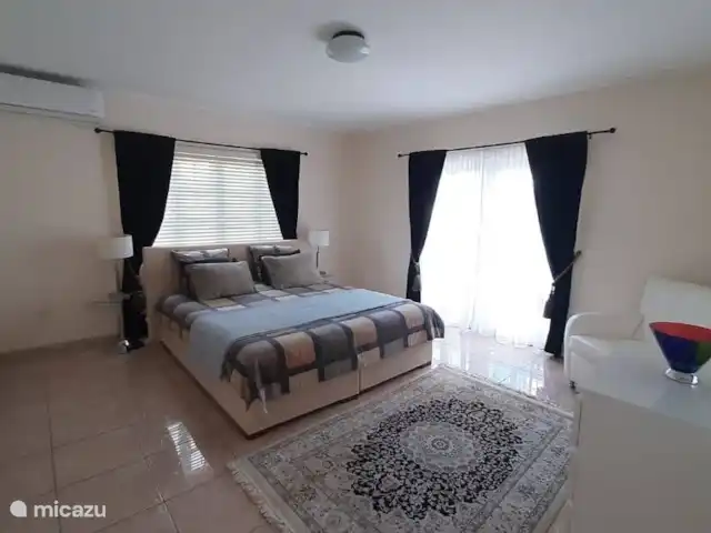 Location de Vacances Aruba, Oranjestad, Oranjestad, villa - Villa-Bubali Chambre 2 au 1er étage avec porte-patio donnant sur balcon donnant sur la cour arrière