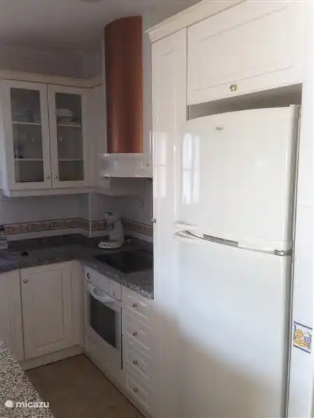 Schöne und voll ausgestattete Küche, inkl. Geschirrspüler.