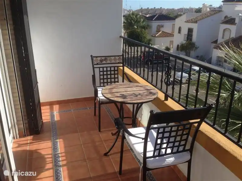Terrasse angrenzendem Wohnzimmer, ideal für morgens und abends