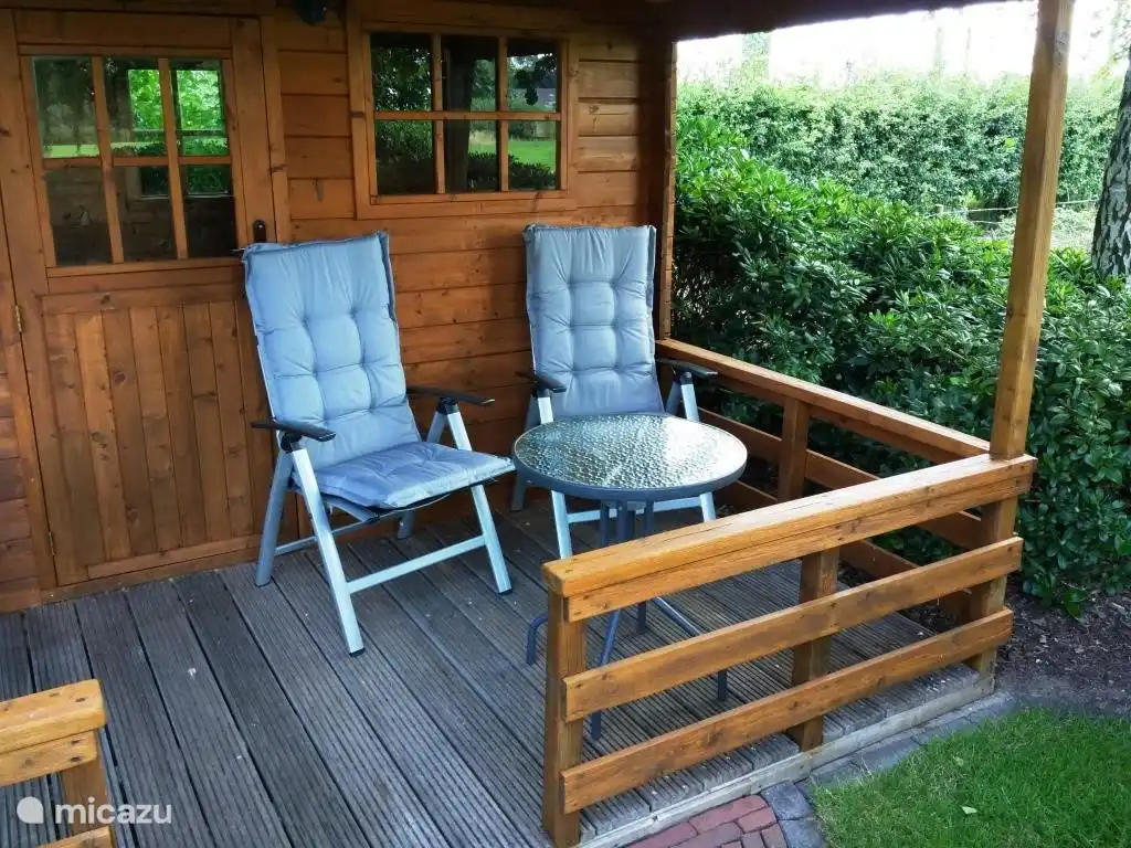 Im Garten des Hauses mit einem Gartenhaus vor einer Terrasse. Im Garten können Haus Fahrräder lagern und Elektro-Fahrräder wieder aufgeladen werden kann.