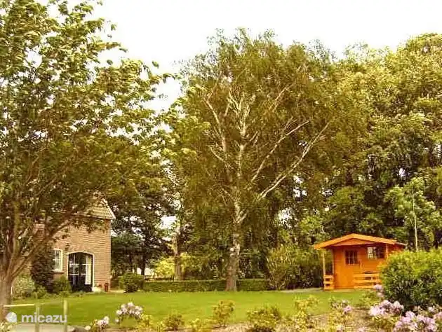 Haus mit Garten und Pavillon.