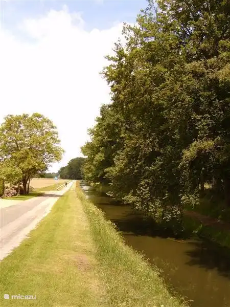 Der Wasserlauf zwischen dem Gut und Vorsorge Die Colckhof.