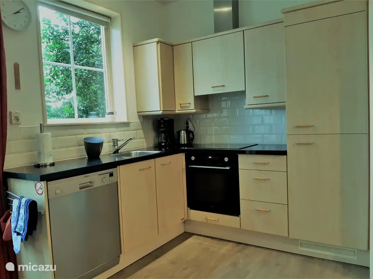 In der Küche mit Marmorplatte finden Sie eine flüsterleise Spülmaschine, Kühlschrank, Gefrierschrank, Kombi-Backofen (Mikrowelle/Backofen) und Induktionskochfeld mit darüberliegender Dunstabzugshaube. Außerdem sind mehr als genug Töpfe, Pfannen, Geschirr etc.