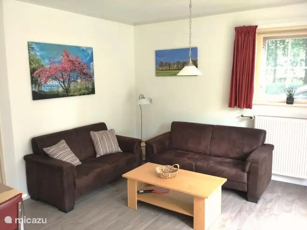 Het 2+3 zits bankstel in de woonkamer, goede zit.
Op de plank van het tafeltje ligt inmiddels een boek met plattegronden, fietsroutes, bezienswaardigheden etc. 