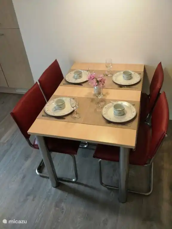 Der Esstisch mit vier bequemen Stühlen.