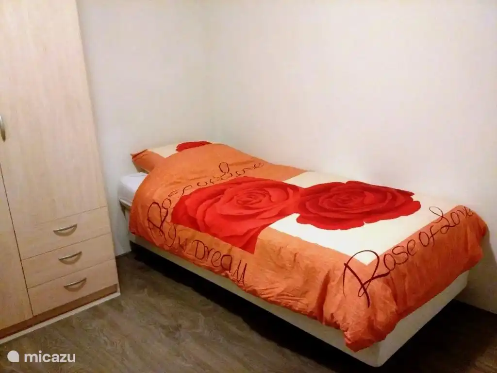 90x200 cm Einzelbett, sowie ein 2-türigen Kleiderschrank.