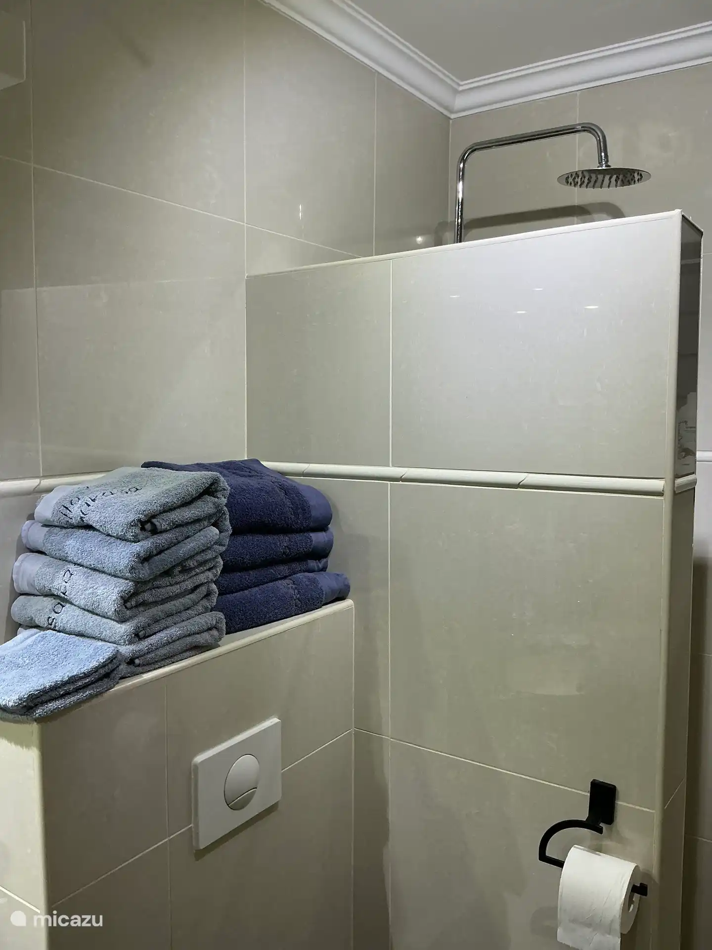 beide badkamers hebben een regendouche ( warm water )