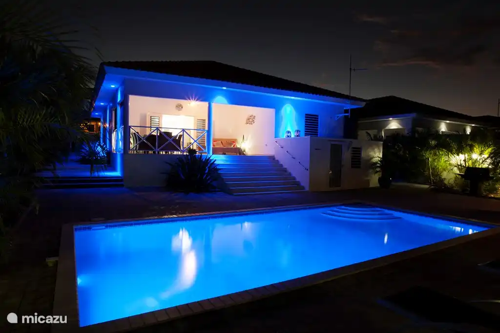 beleuchteten Pool und Haus