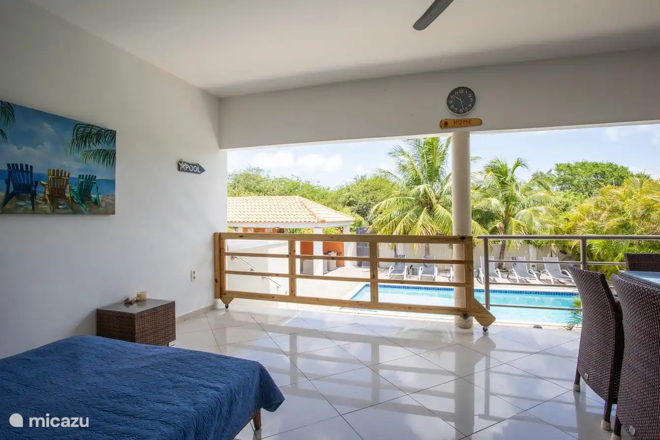 Die Veranda verfügt über einen Sicherheitszaun für die Kleinsten 