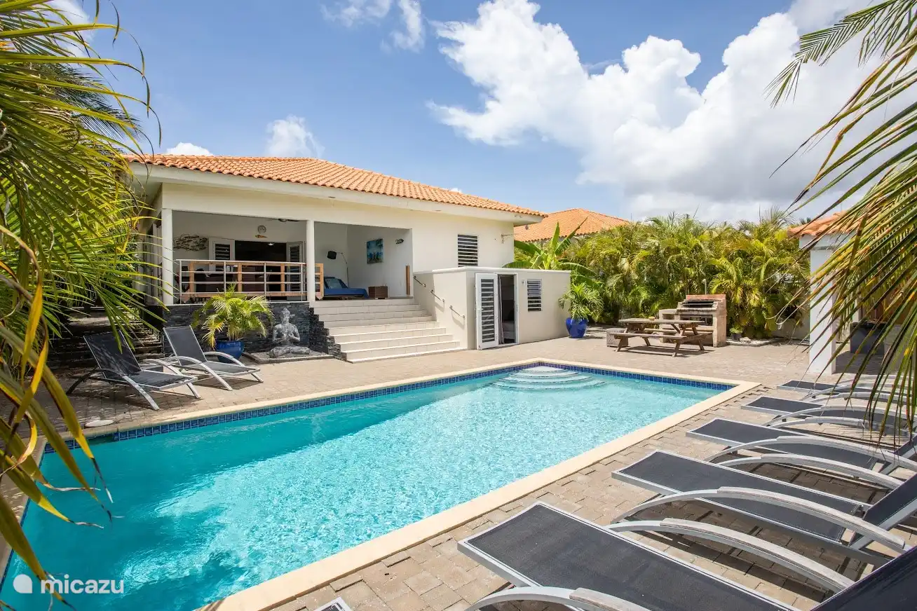 Schwimmbad mit schönen Liegestühlen 