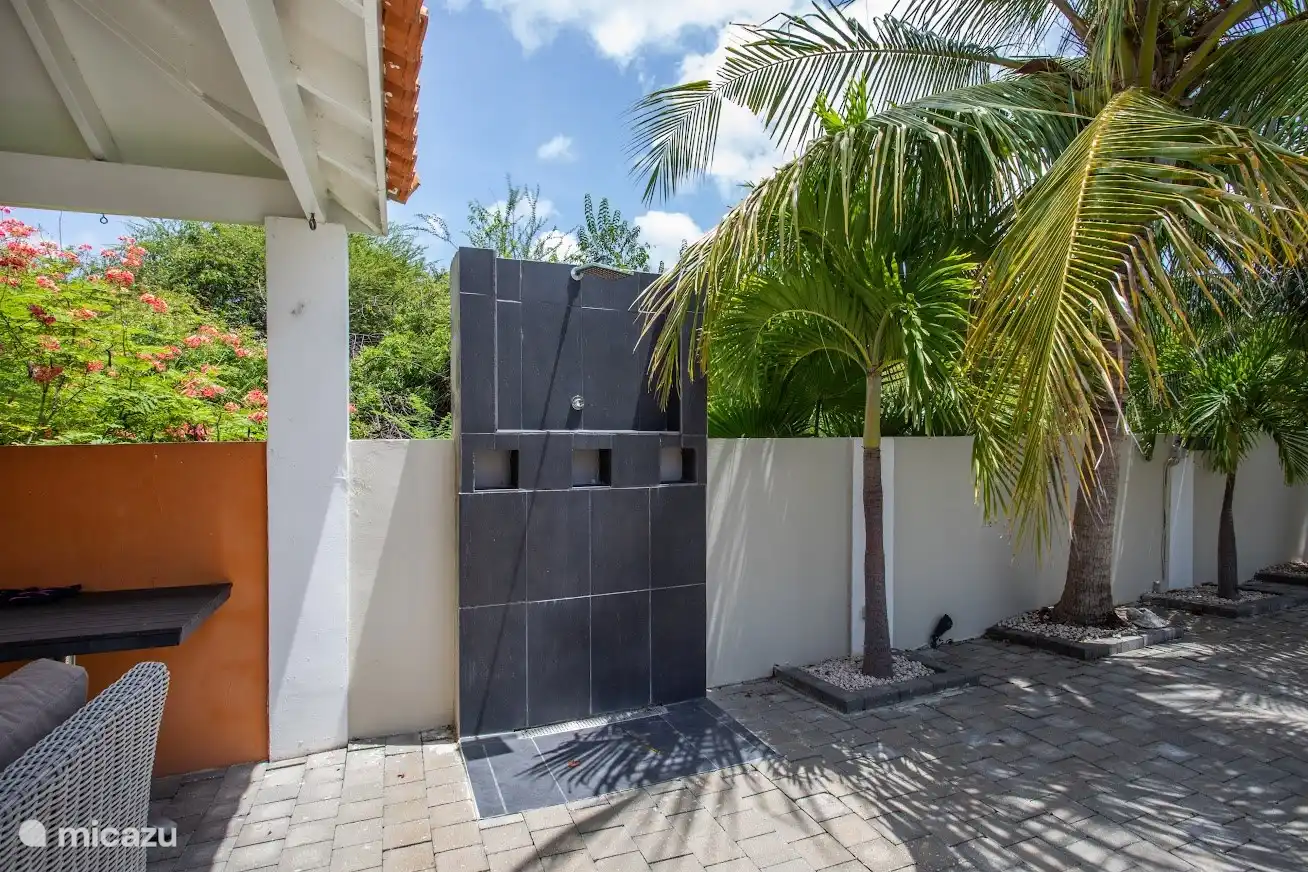 schöne Außendusche 