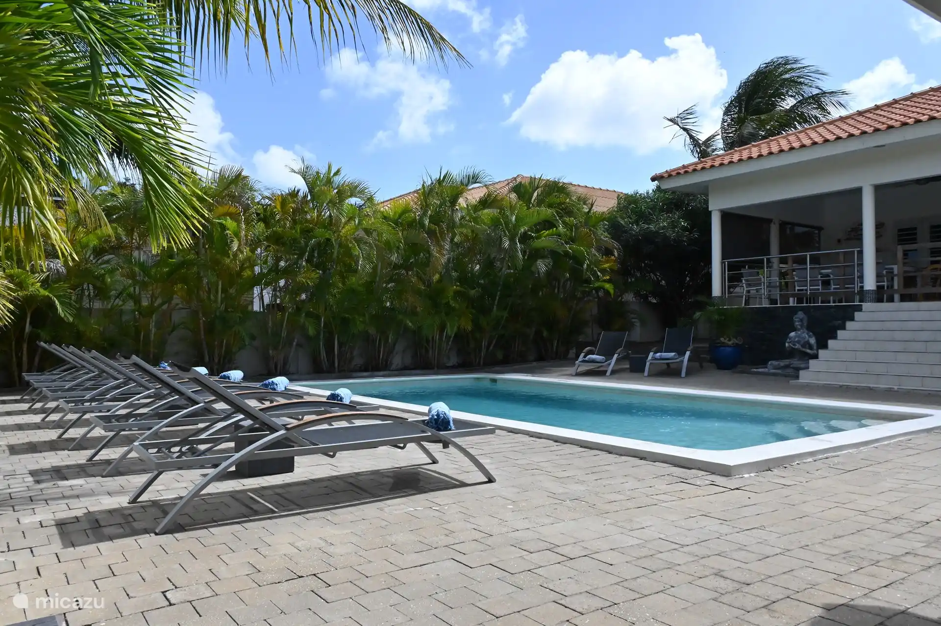 Schwimmbad mit Liegestühlen 