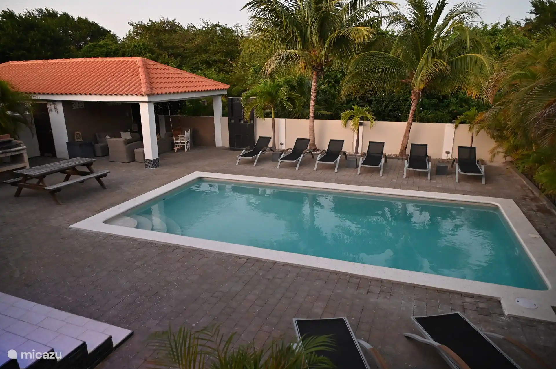 Schwimmbad in der Abenddämmerung 