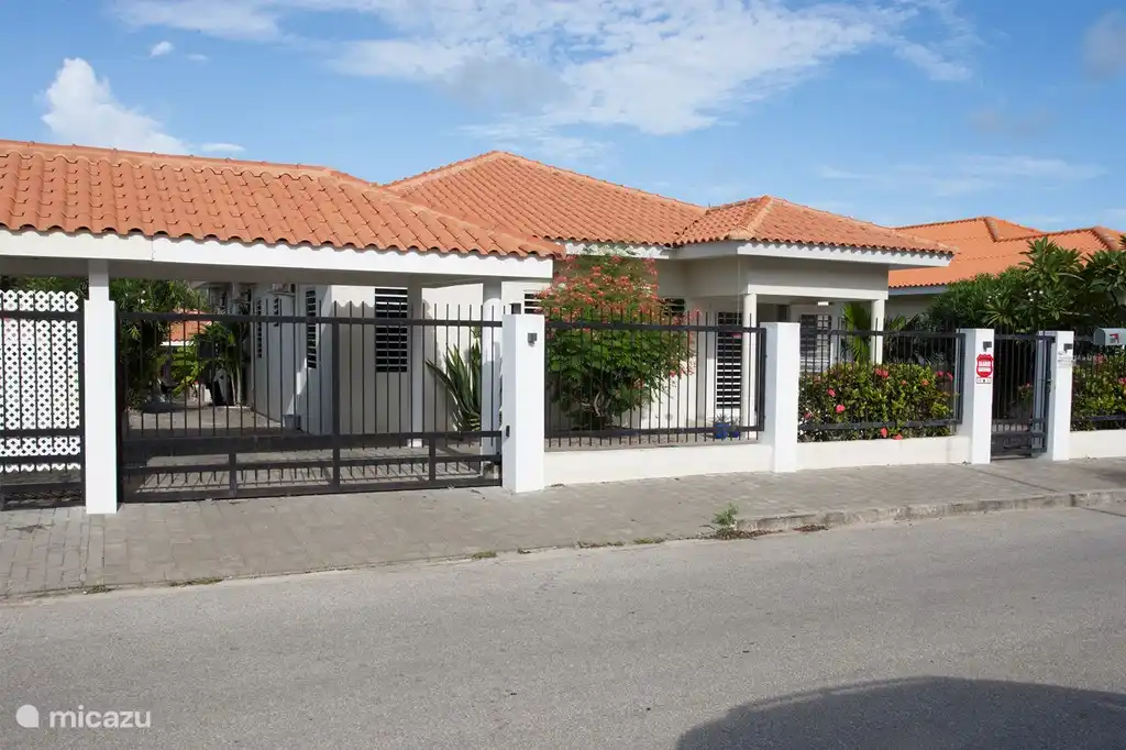 Vor der Villa Noukasa