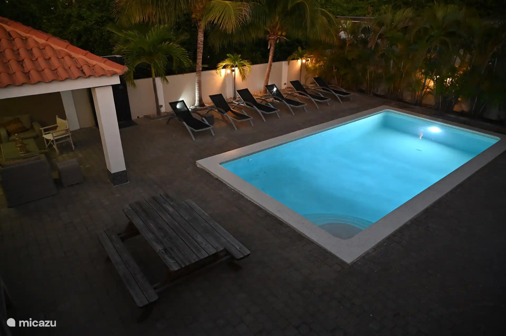 Pool und Garten beleuchtet 