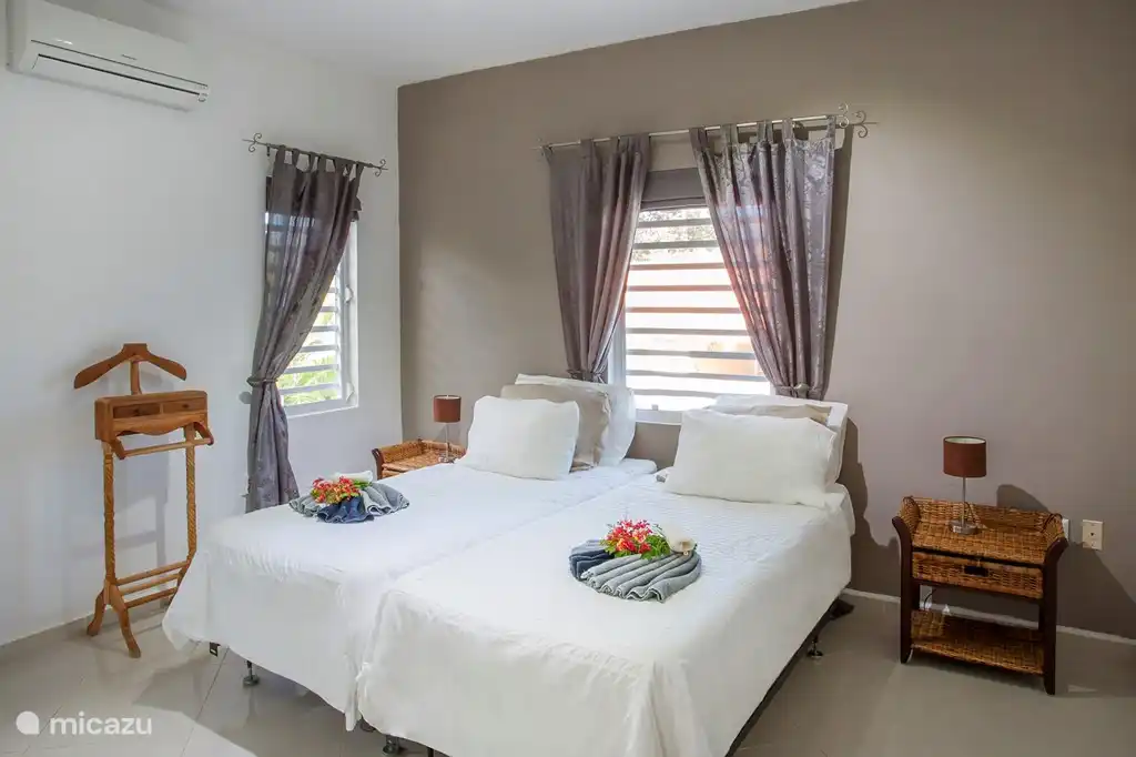 das Hauptschlafzimmer mit Bad