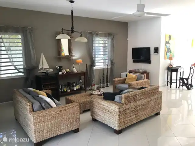 Villa Noucasa | Curaçao, Banda Ariba (est), Jan Thiel - villa le coin salon avec un système audio sonos pour écouter la musique de votre choix