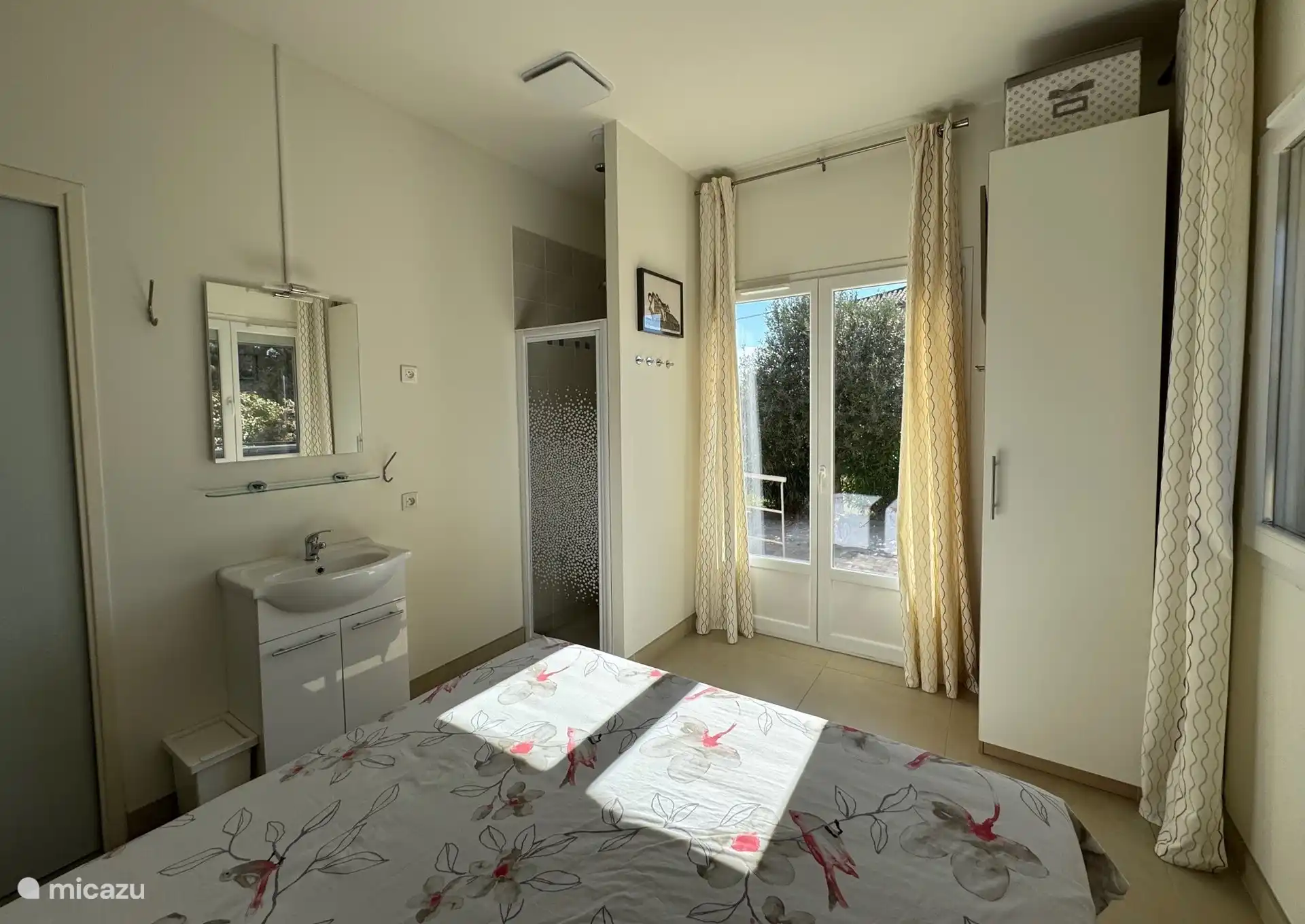 Ein schönes, geräumiges Schlafzimmer mit Waschbecken und eigener Dusche. 