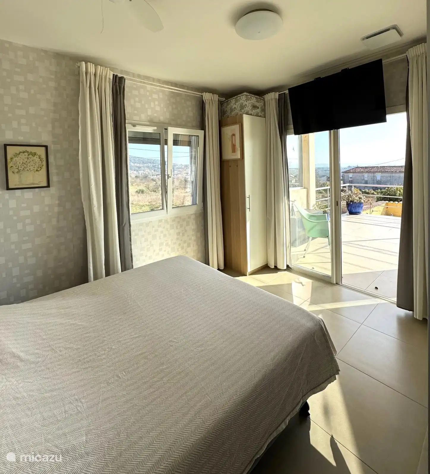 Das Hauptschlafzimmer ist hell und Sie betreten die Terrasse durch die Schiebetüren. Es gibt einen Bildschirm, auf dem Sie eine gute Serie oder einen Film genießen können.  