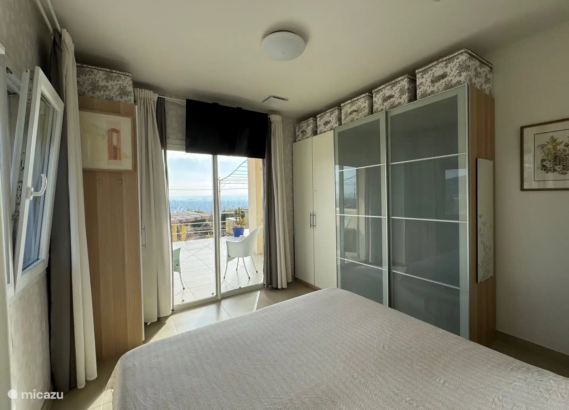 Im Hauptschlafzimmer haben Sie einen Kleiderschrank und 2 Kleiderschränke, in denen Sie Ihre Kleidung aufbewahren können.  