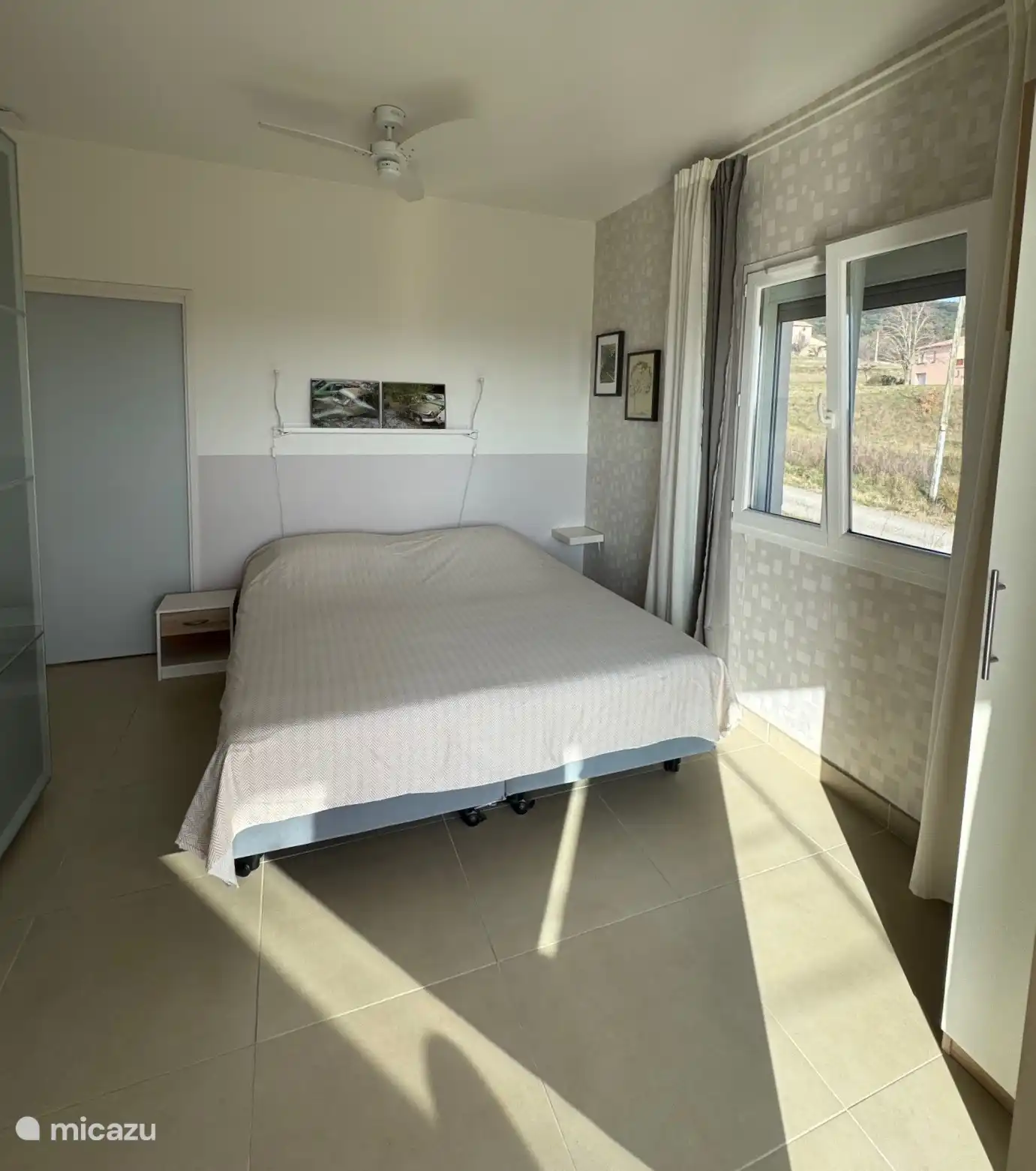 Sie können wählen, ob Sie mit der Klimaanlage oder mit einem Deckenventilator kühlen möchten. Diese Einrichtungen sind in allen Zimmern verfügbar und können nach Ihren Wünschen eingestellt werden.