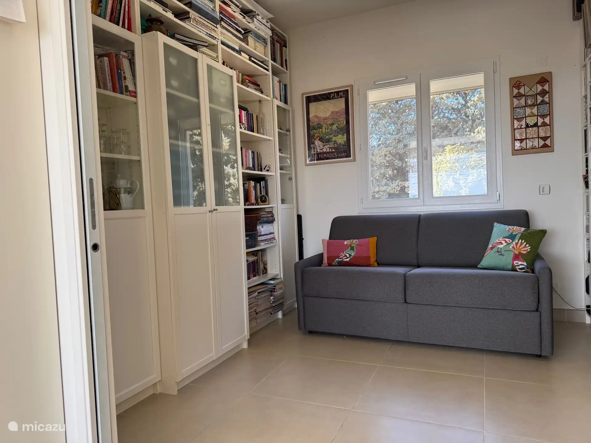 In der Bibliothek/Schlafzimmer befindet sich eine bequeme Schlafcouch, die sich leicht ausklappen lässt. 