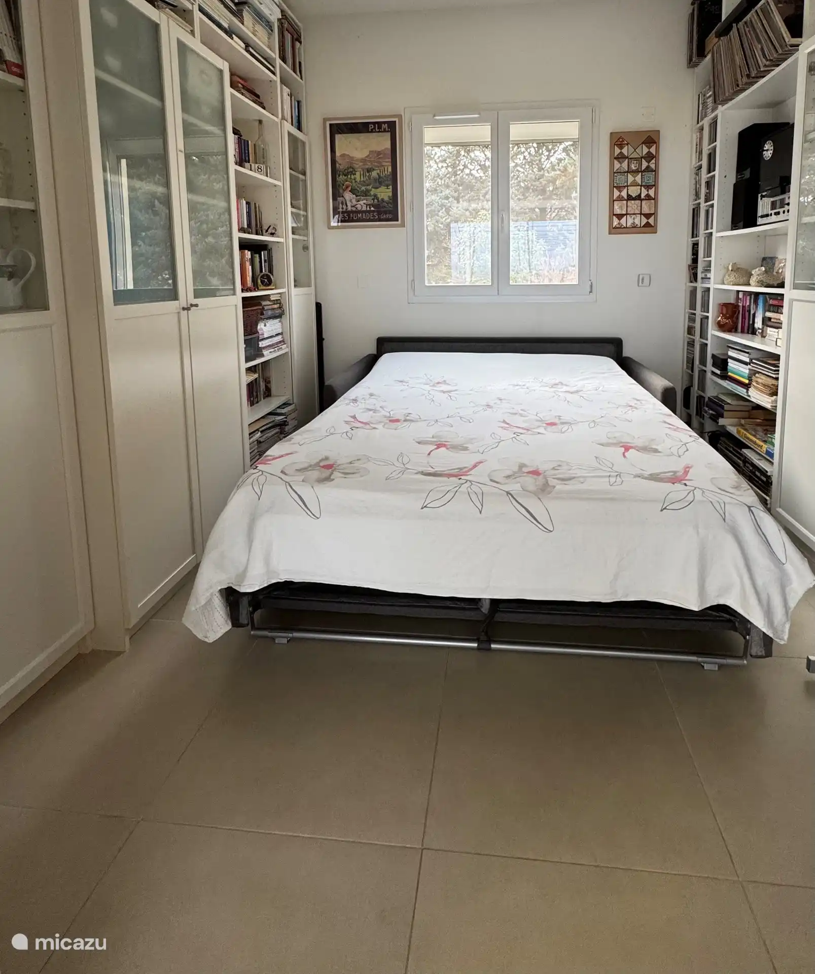 Das Schlafsofa in der Bibliothek. Einmal zusammengeklappt - was sehr einfach ist - ist es ein bequemes Sofa. 