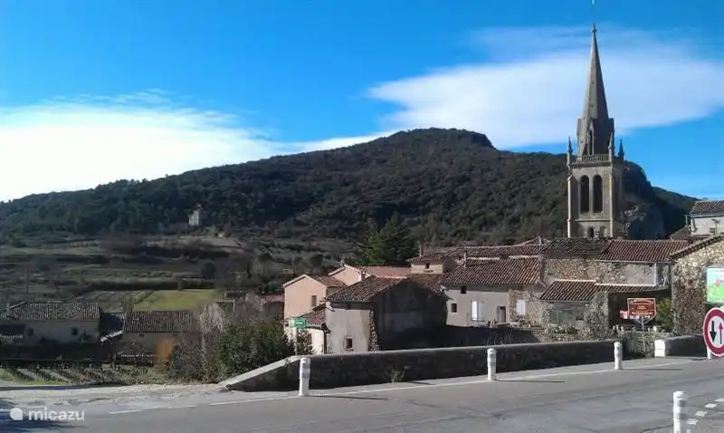 Das Dorf Saint-Sauveur-de-Cruzières mit den Cevennen